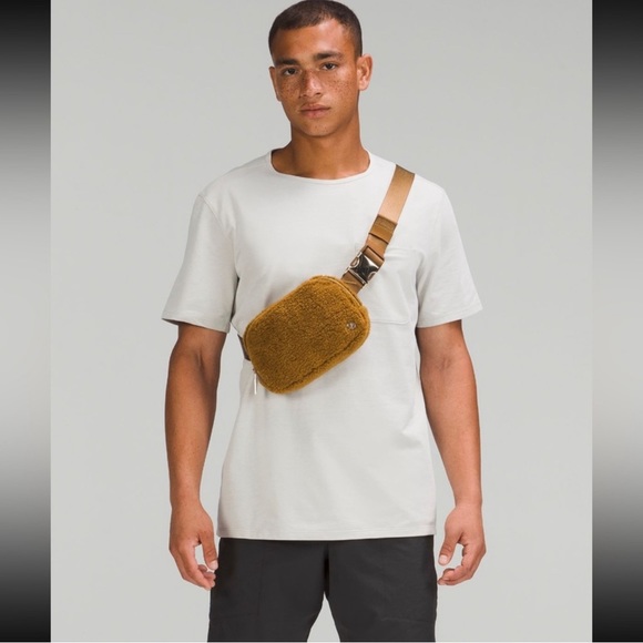 ✨NEW Lululemon Everywhere Belt Bag 1L Fleece Burnt Caramel - Picture 2 of 8